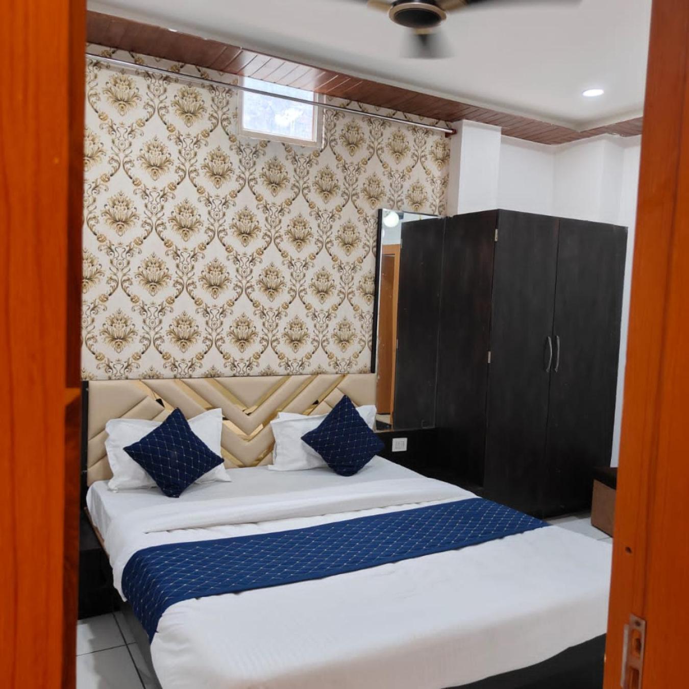 Rk Hotel & Restaurant Dewas Dış mekan fotoğraf