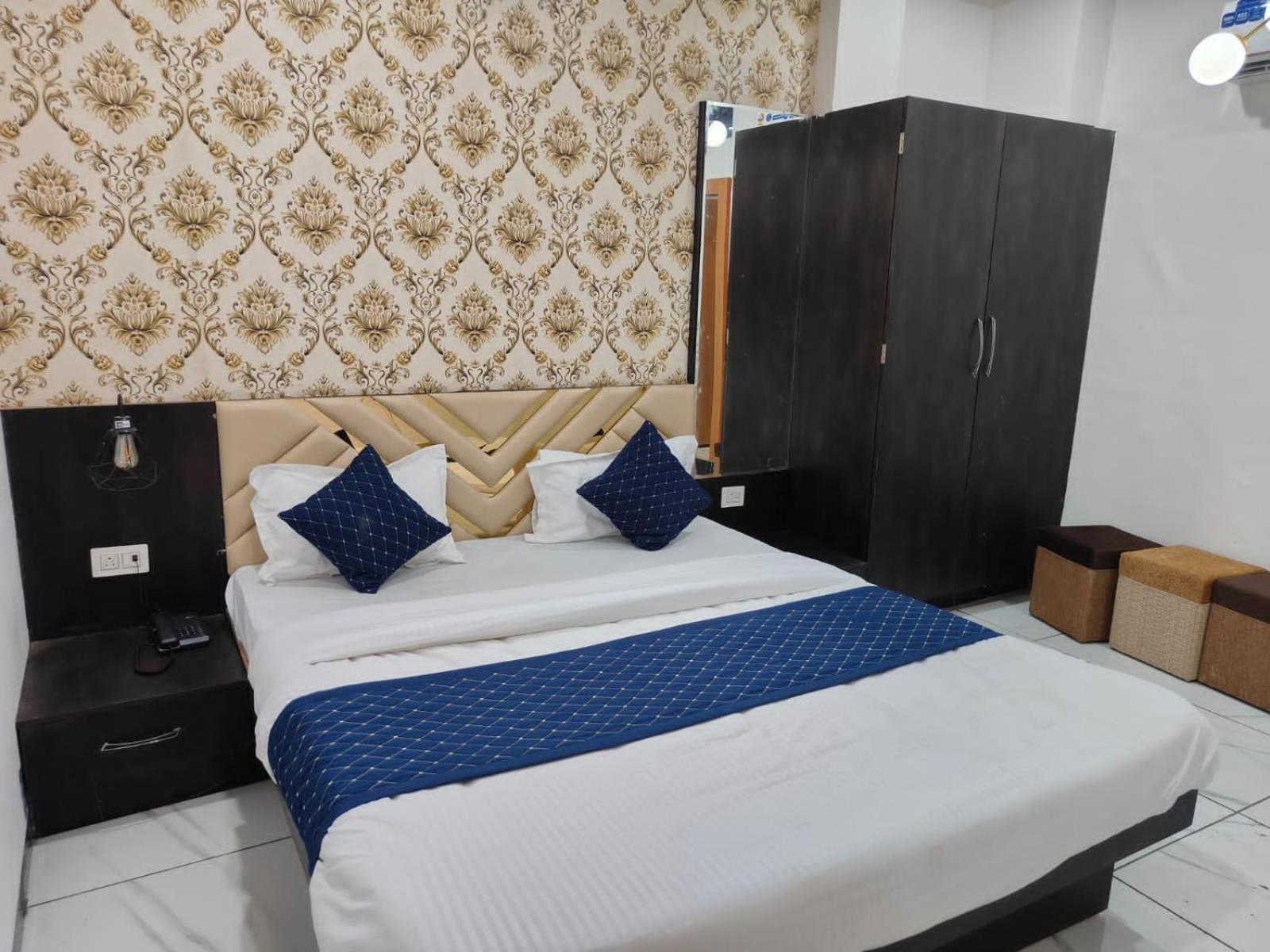 Rk Hotel & Restaurant Dewas Dış mekan fotoğraf