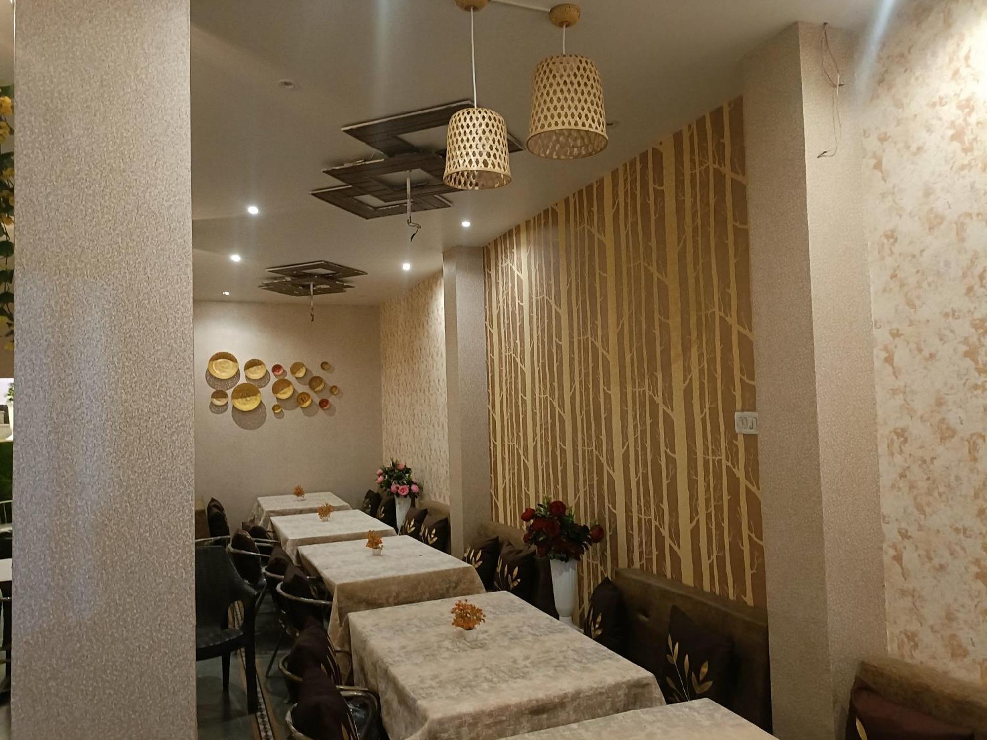Rk Hotel & Restaurant Dewas Dış mekan fotoğraf